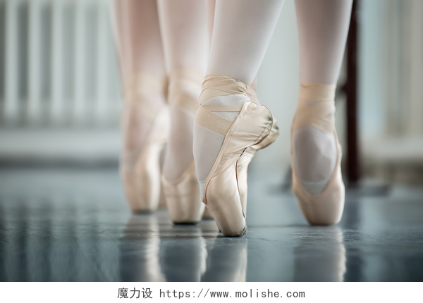 年轻的芭蕾舞演员在舞蹈室练习舞蹈白色的普安特，附近舞蹈培训马腿舞者